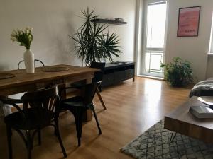 sala de estar con mesa de madera y sillas en Blu Apartment in Old Town en Bratislava