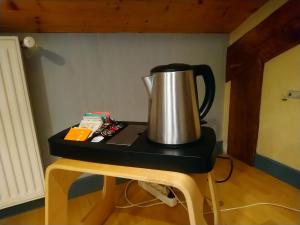 une cafetière assise au-dessus d'une table dans l'établissement Les Aubretias, à Fénay