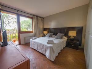 A bed or beds in a room at HomeHolidaysRentals Acuarela