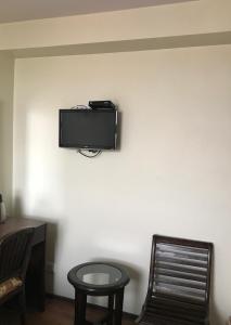 Televízia a/alebo spoločenská miestnosť v ubytovaní Hotel Yambu