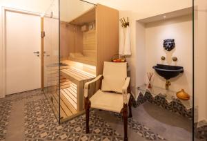 ein Badezimmer mit einer Dusche, einem WC und einem Stuhl in der Unterkunft LA CASA COLORATA - Flats in Milan - Bocconi in Mailand