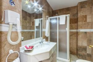 ein Bad mit einem Waschbecken und einer Dusche in der Unterkunft Hotel La Parrita in Rota