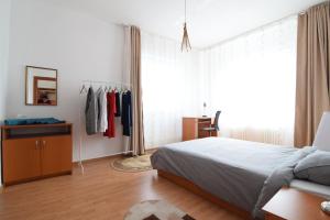 - une chambre avec un lit, une commode et une fenêtre dans l'établissement Resedinta lui Calin, à Bucarest