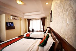 ein Hotelzimmer mit 2 Betten und einem Fenster in der Unterkunft Hotel Friends Home in Kathmandu
