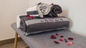 a cake shaped like a towels and roses on a table at Casa Guetti Terme di Comano in Comano Terme