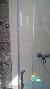 una puerta de ducha con un logotipo de casa tamka en Appartamenti Tanja en Pisak