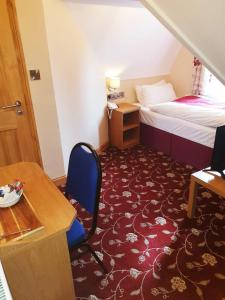 Postel nebo postele na pokoji v ubytování Edgerton Hotel