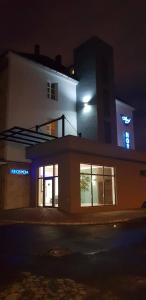 budynek z znakiem na boku w nocy w obiekcie Hotel Azyl w mieście Gorzów Wielkopolski