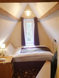 Postel nebo postele na pokoji v ubytování Edgerton Hotel