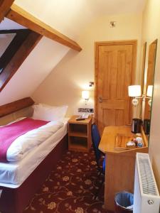 Postel nebo postele na pokoji v ubytování Edgerton Hotel