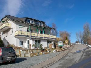 ein großes weißes Gebäude an der Seite einer Straße in der Unterkunft Modern Apartment in Schwalefeld Germany near Ski Area in Willingen