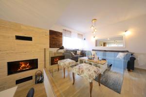 salon z kanapą i kominkiem w obiekcie Villa Bellavista w mieście Zadar
