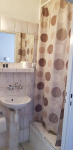 łazienka z umywalką i zasłoną prysznicową w obiekcie Hotel Azyl w mieście Gorzów Wielkopolski +22 zdjęcia