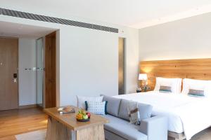 Taj Rishikesh Resort & Spa Uttarakhand客房内的一张或多张床位