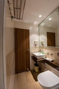 Click Hotel Nashik tesisinde bir banyo