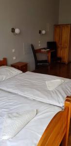 Łóżko lub łóżka w pokoju w obiekcie Hotel Azyl