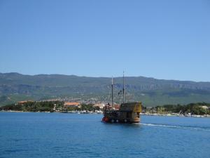 a boat in the middle of a large body of water at Villa Tiha Lili in Šilo