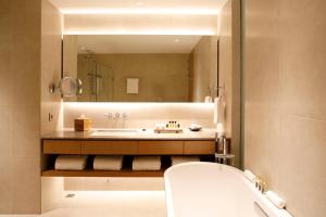 Taj Rishikesh Resort & Spa Uttarakhand的一间浴室