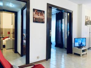 Televízia a/alebo spoločenská miestnosť v ubytovaní La Pedrera Residence