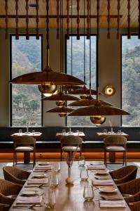 Taj Rishikesh Resort & Spa Uttarakhand餐厅或其他用餐的地方