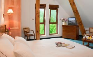 Postel nebo postele na pokoji v ubytování Logis Hôtel Restaurant Neuhauser