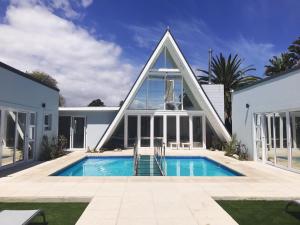 una casa con piscina a forma di piramide di SALT Boutique Guesthouse a Bloubergstrand Altre 37 foto
