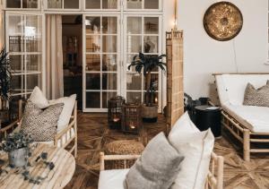 a living room with chairs and a table at Elisefarm in Fogdarp +23 photos