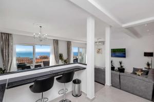 TV a/nebo společenská místnost v ubytování Luxurious Apartment Nino