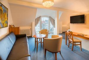 TV a/nebo společenská místnost v ubytování Hotel Brandies an der Messe