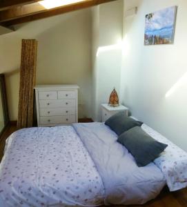 A bed or beds in a room at Fantástica casa adosada en Prullans