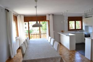 Kuchyň nebo kuchyňský kout v ubytování Amplio apartamento con piscina en Llívia