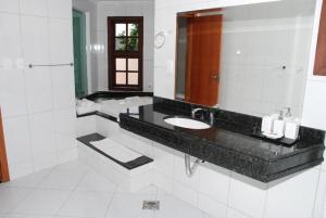 A bathroom at Pousada Vila do Imperador