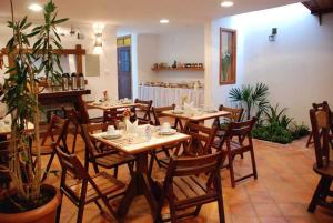 A restaurant or other place to eat at Pousada Vila do Imperador