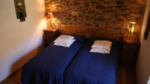 A bed or beds in a room at Hotel Rural Las Campares