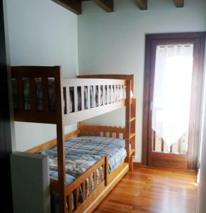 Двухъярусная кровать или двухъярусные кровати в номере Fantástica casa adosada en Prullans