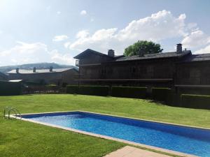 a swimming pool in the yard of a house at Planta baja con jardín y piscina en Olopte in Olopte