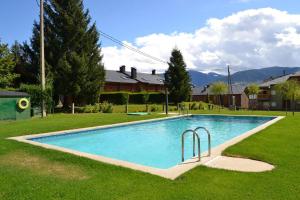 Bazén v ubytování Amplio apartamento con piscina en Llívia nebo v jeho okolí