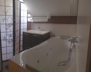 Gallery image of chambre individuelle avec baignoire balneo in Avallon