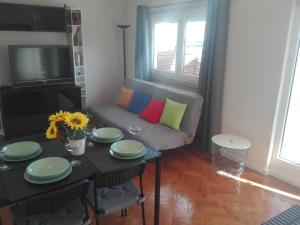 una sala de estar con un sofá y una mesa en Lisbon Beach Apartments 1, en Costa da Caparica