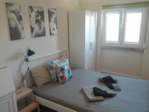 1 dormitorio con 1 cama con 2 toallas en Lisbon Beach Apartments 1, en Costa da Caparica