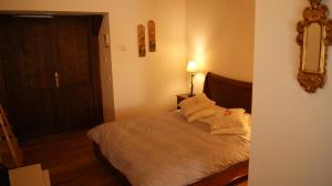 A bed or beds in a room at Hotel Rural Las Campares