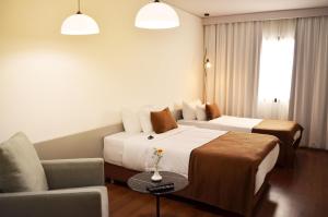 Esplendor by Wyndham Asuncion tesisinde bir odada yatak veya yataklar