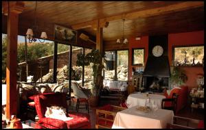 A seating area at Posada Rural SPA Granja LA TEJERA de Lozoya