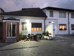 Biały dom z patio przed nim w obiekcie Milano Canal Apartments w Mediolanie