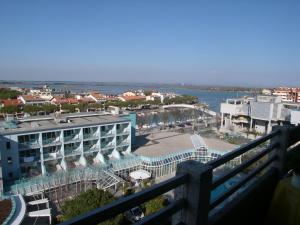 uma vista a partir de uma varanda de um hotel e um corpo de água em Condominio Martini em Grado