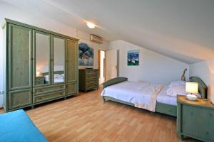 una camera da letto con un letto e una cassettiera di Vila Ena a Murter Altre 51 foto