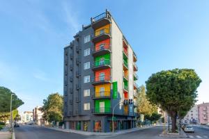 um edifício com varandas coloridas numa rua em Ibis Styles Brindisi em Brindisi