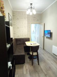 - un salon avec un canapé et une table dans l'établissement Apartment on Ostrovskogo 59a, à Sotchi