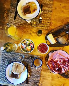 Jedlo v ubytovaní bed & breakfast alebo blízkom okolí