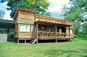 una cabaña de madera expuesta en la hierba en Enkel Cabañas en José de la Quintana